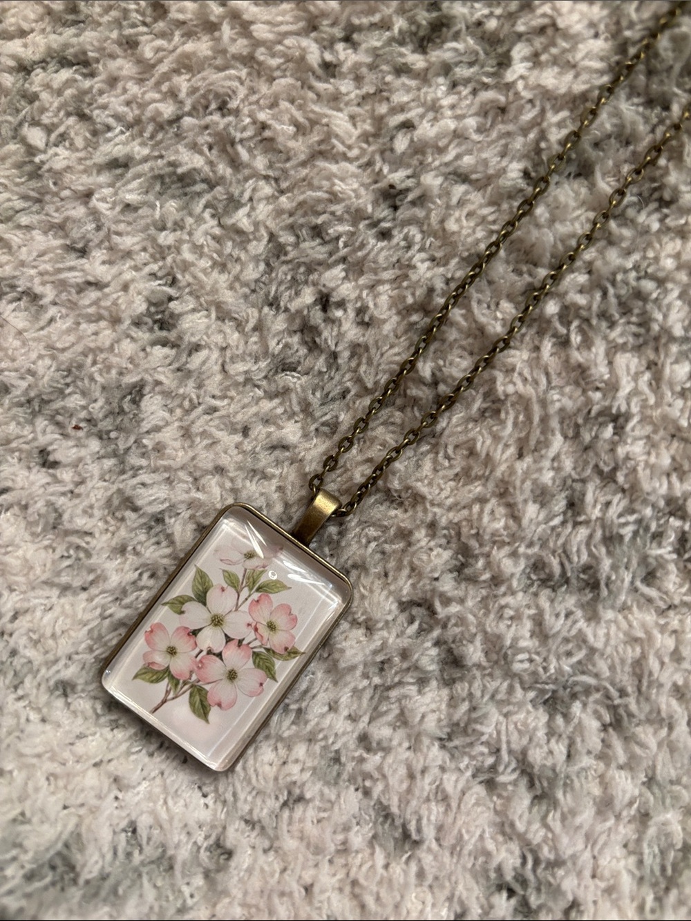 Vintage Shabby Chic Styled Dogwood Flower Cabachon Pendant Necklace NWT 18-20”